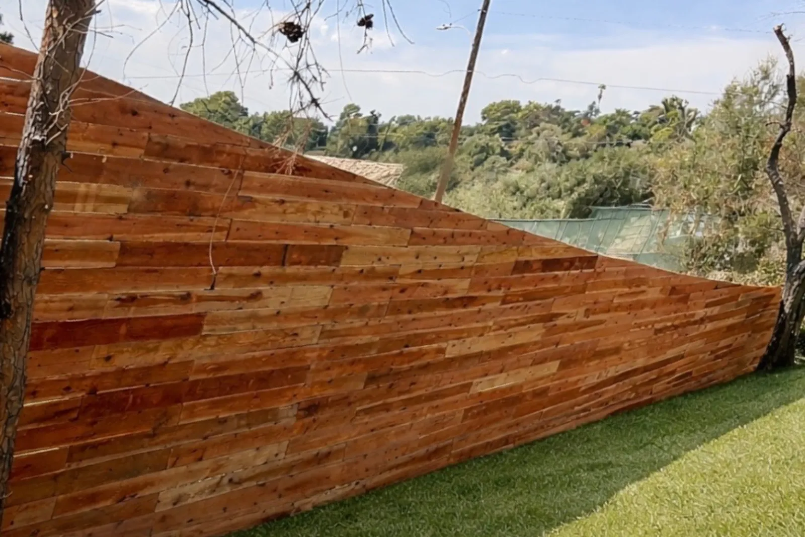 Redwood fence installation along green lawn in San Gabriel Valley